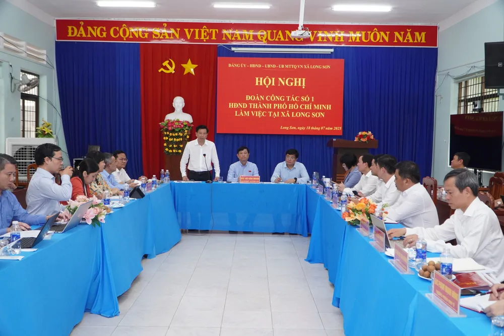 Đồng chí Trần Văn Tuấn, Ủy viên Ban Thường vụ Thành ủy, Phó Chủ tịch HĐND TPHCM ghi nhận, chính quyền xã Long Sơn hoạt động thông suốt, hiệu quả DSC00215.JPG