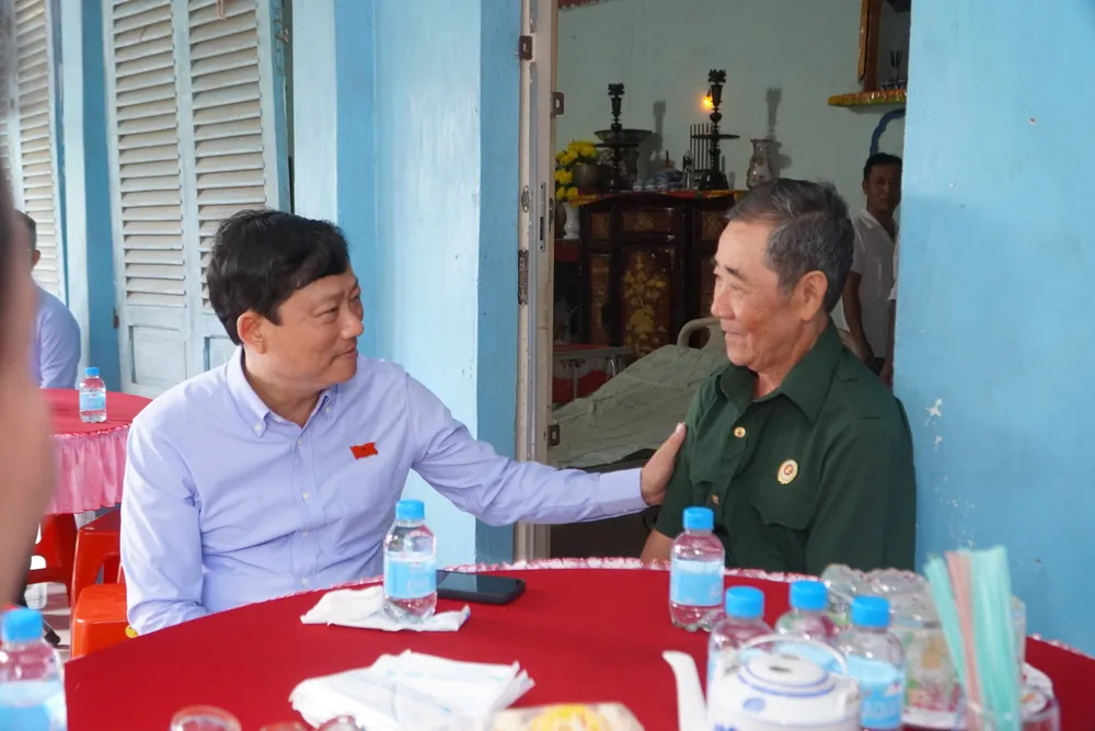 Đồng chí Võ Văn Minh, Phó Bí Thư Thành ủy, Chủ tịch HĐND TPHCM thăm hỏi thương binh Kiều Văn Duyên DSC00459.JPG