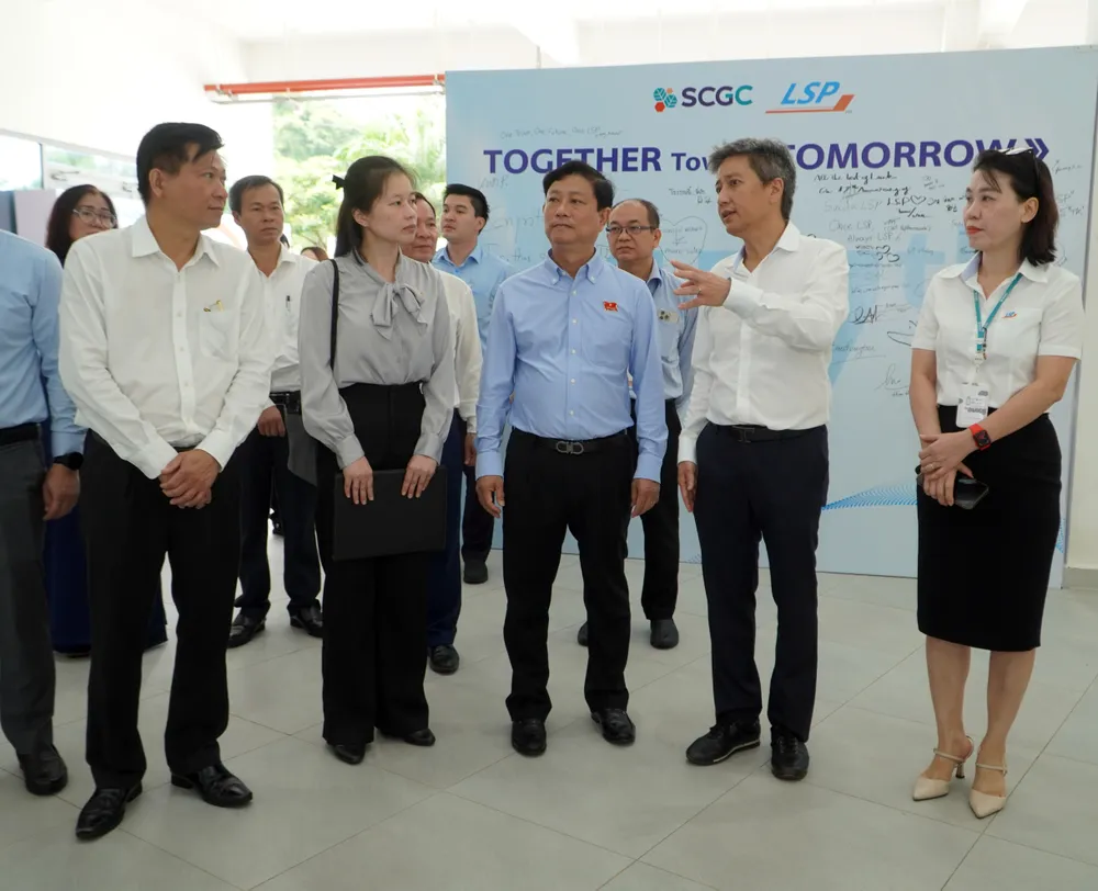 Lãnh đạo LSP thông tin đến đoàn công tác về hoạt động của Tổ hợp hóa dầu Long Sơn gioi thieu.jpg