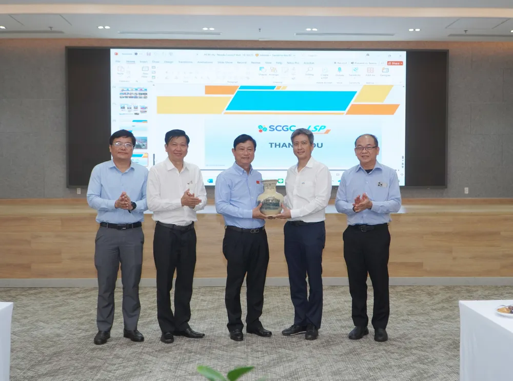 Thường trực HĐND thành phố tặng quà lưu niệm lãnh đạo LSP luu niem.jpg