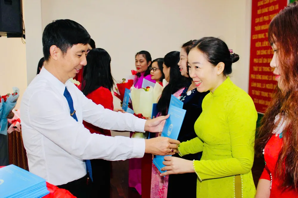 Đồng chí Trần Anh Tuấn, Phó Bí thư Đảng uỷ, Chủ tịch UBND phường Rạch Dừa trao quyết định bổ nhiệm cán bộ quản lý các cơ sở giáo dục trên địa bàn z6816665202956_7572fad4f77234526d7b33f803e70be8.jpg