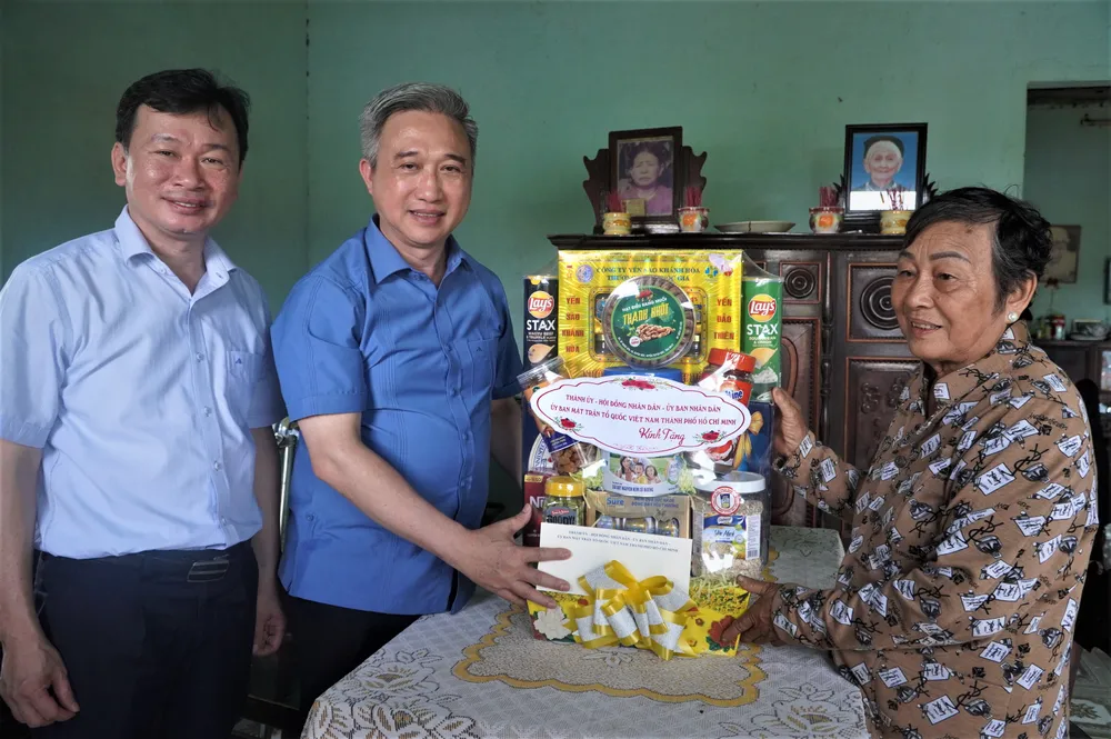 អនុលេខាគណៈកម្មាធិការបក្សទីក្រុងហូជីមិញ លោក Dang Minh Thong បានទៅសួរសុខទុក្ខ និងជូនអំណោយដល់យុទ្ធជនពិការ Dao Kim Xuyen។ រូបថត៖ PHU NGAN DSC00344.JPG