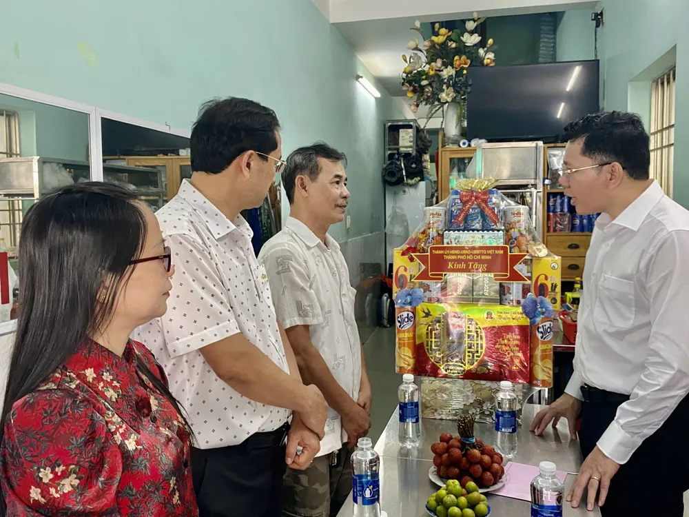 Phó Trưởng Ban Tuyên giáo và Dân vận Thành ủy TPHCM Hoàng Nguyên Dinh thăm hỏi, động viên thương binh Triệu Tấn Sại tại phường Vũng Tàu, TPHCM. Ảnh: PHÚ NGÂN z6829105503142_839654f89d65be435985f38a3d7a6465.jpg