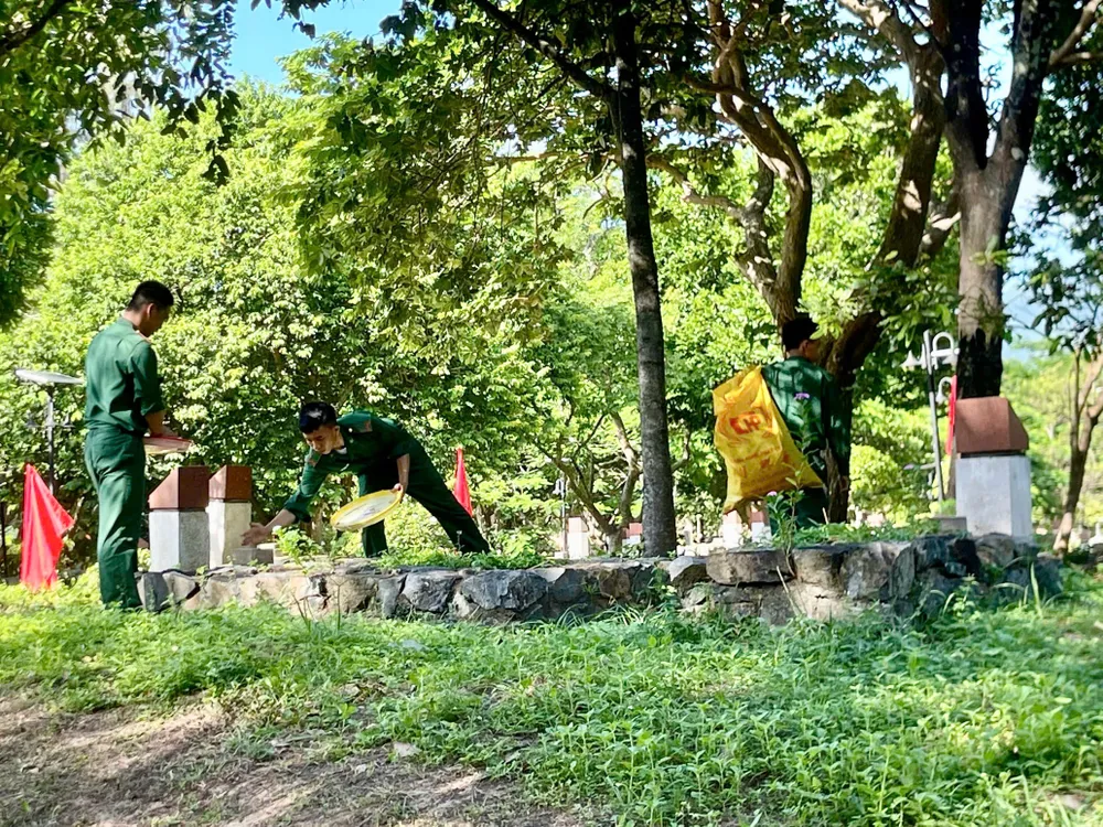 Chi đoàn Đồn Biên phòng Côn Đảo phối hợp với các chi đoàn trên địa bàn đặc khu Côn Đảo ra quân chỉnh trang bia mộ và dọn vệ sinh khu vực Nghĩa trang Hàng Dương. Ảnh: QUANG ANH A2.jpg