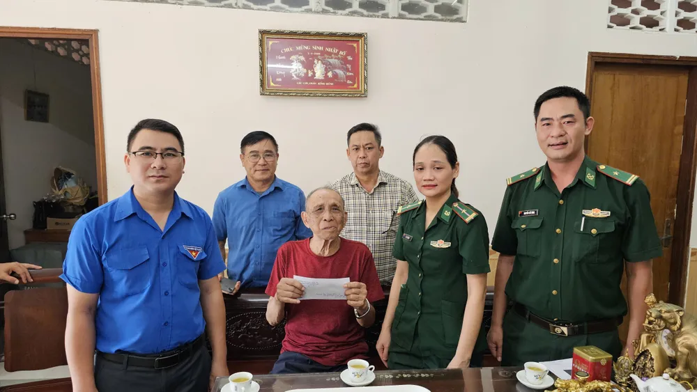 Đồn Biên phòng Bến Đá trao tặng quà tri ân đến ông Hoàng Tiến Ích, thương binh 3/4 tại phường Vũng Tàu, TPHCM. Ảnh: QUANG ANH A3.jpg
