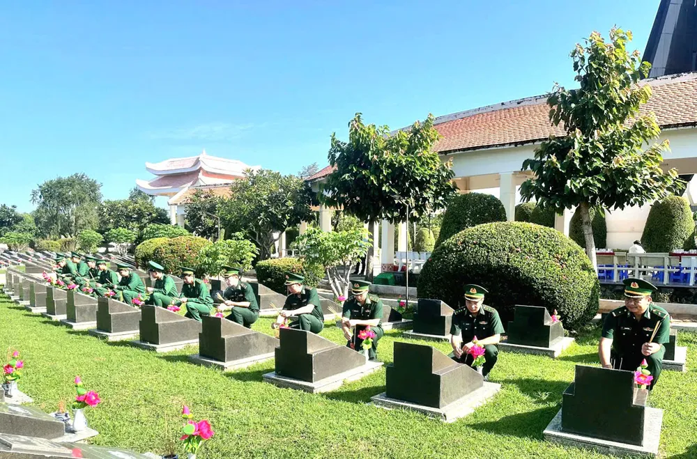 Cán bộ, chiến sĩ Đồn Biên phòng Cần Thạnh tổ chức dâng hương, dâng hoa, viếng Nghĩa trang Liệt sĩ Rừng Sác, xã Cần Giờ, TPHCM. Ảnh: QUANG ANH A4.jpg