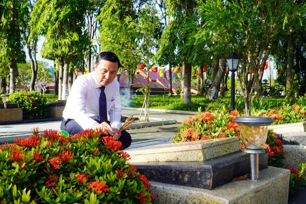 Der stellvertretende Leiter der Abteilung für Propaganda und Massenmobilisierung des Parteikomitees von Ho-Chi-Minh-Stadt, Le Hoang Hai, verbrennt Weihrauch an den Gräbern heldenhafter Märtyrer. Foto: QUANG VINH z6838663770749_bdc882b2a3127fb2f9411b7ce0a3e283.jpg