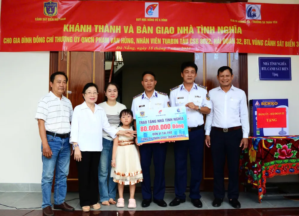 Đại diện cấp ủy, chỉ huy Hải đoàn 32 trao tặng quà tình nghĩa cho Thượng úy Quân nhân chuyên nghiệp Phạm Văn Hùng z6841923047915_873ea8c88c05e44386b21180897e415f.jpg