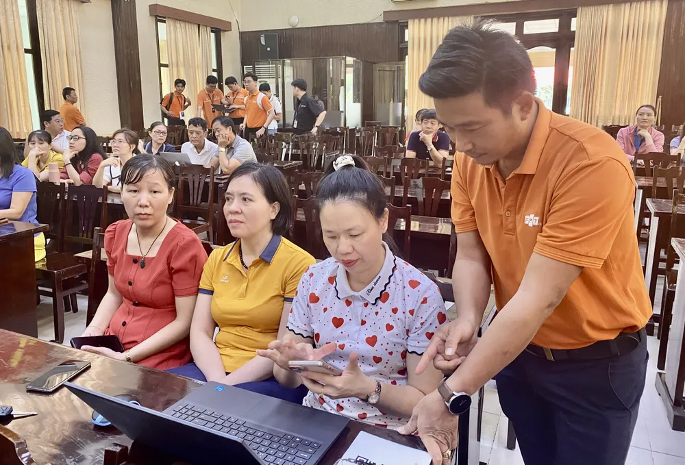 Cán bộ, công chức phường Vũng Tàu, TPHCM được bồi dưỡng kiến thức sử dụng AI trong công việc để phục vụ người dân tốt hơn. Ảnh: PHÚ NGÂN