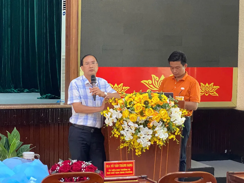 Đồng chí Nguyễn Tấn Bản, Bí thư Đảng ủy, Chủ tịch HĐND phường Vũng Tàu (bên trái), nhấn mạnh ý nghĩa của việc sử dụng AI trong phục vụ hành chính công. Ảnh: PHÚ NGÂN z6845420110847_45ccb7567682c5a49110fedecfe4ff5a.jpg