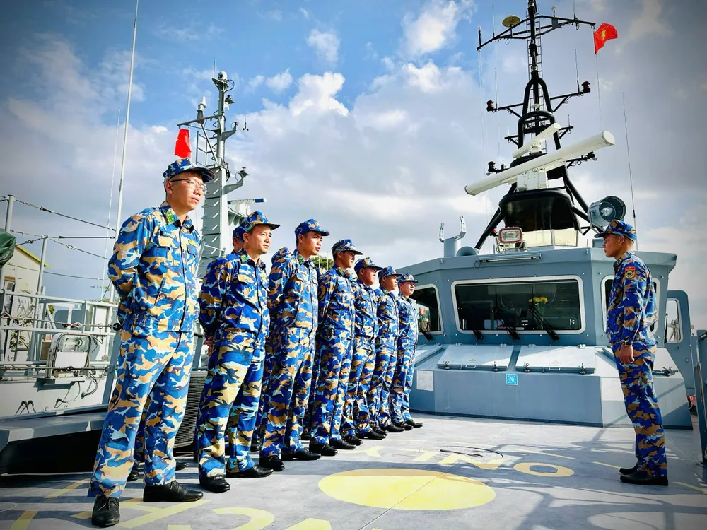 Thuyền trưởng tàu BP.27.19.01, Hải đội 1, Hải đoàn Biên phòng 18 quán triệt nhiệm vụ cho cán bộ, chiến sĩ. Ảnh: VŨ HÙNG z6865517839677_e90ebbd272e26e3b6251fc44366e0de1.jpg