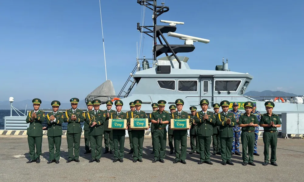 Đại tá Trương Tất Thắng, Phó Bí thư Đảng ủy, Hải đoàn trưởng tặng quà cho các kíp tham gia diễu binh, diễu hành trên biển. Ảnh: VŨ HÙNG z6865526268800_ce6bea9a56fe876fc5093ce988299d33.jpg