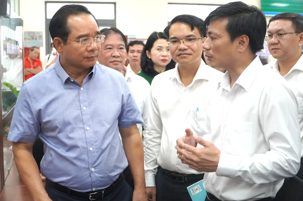 Chủ tịch UBND TPHCM Nguyễn Văn Được khảo sát tại Trung tâm Phục vụ hành chính công phường Bà Rịa DSC01086.JPG