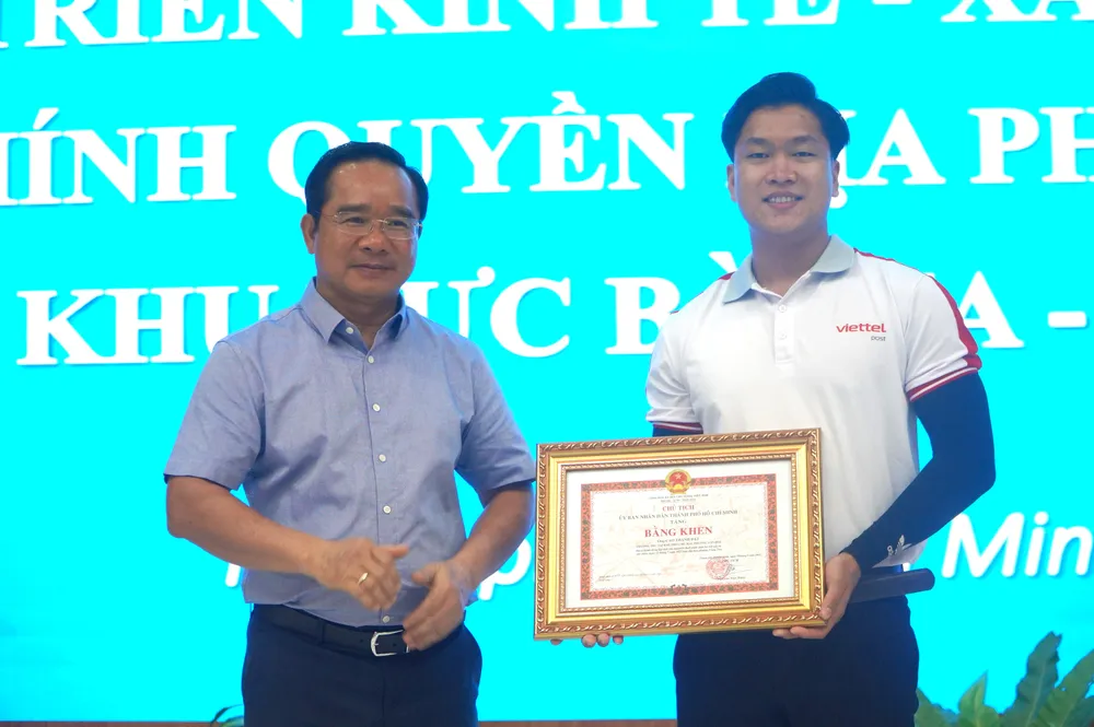 Chủ tịch UBND TPHCM Nguyễn Văn Được trao bằng khen cho anh Cao Thành Đạt, người đã cứu sống bé gái bị đuối nước tại phường Vũng Tàu DSC01126.JPG