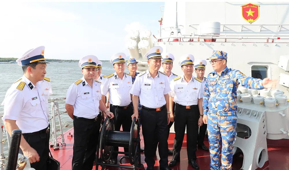 Thủ trưởng Bộ Tư lệnh Quân chủng và các cơ quan chức năng thăm, kiểm tra các tàu của Lữ đoàn 167
