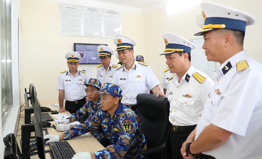 Đoàn công tác kiểm tra công tác trực canh quan sát mục tiêu ở các trạm ra đa 8. Đoàn công tác kiểm tra công tác trực canh quan sát mục tiêu ở các trạm ra đa.jpg
