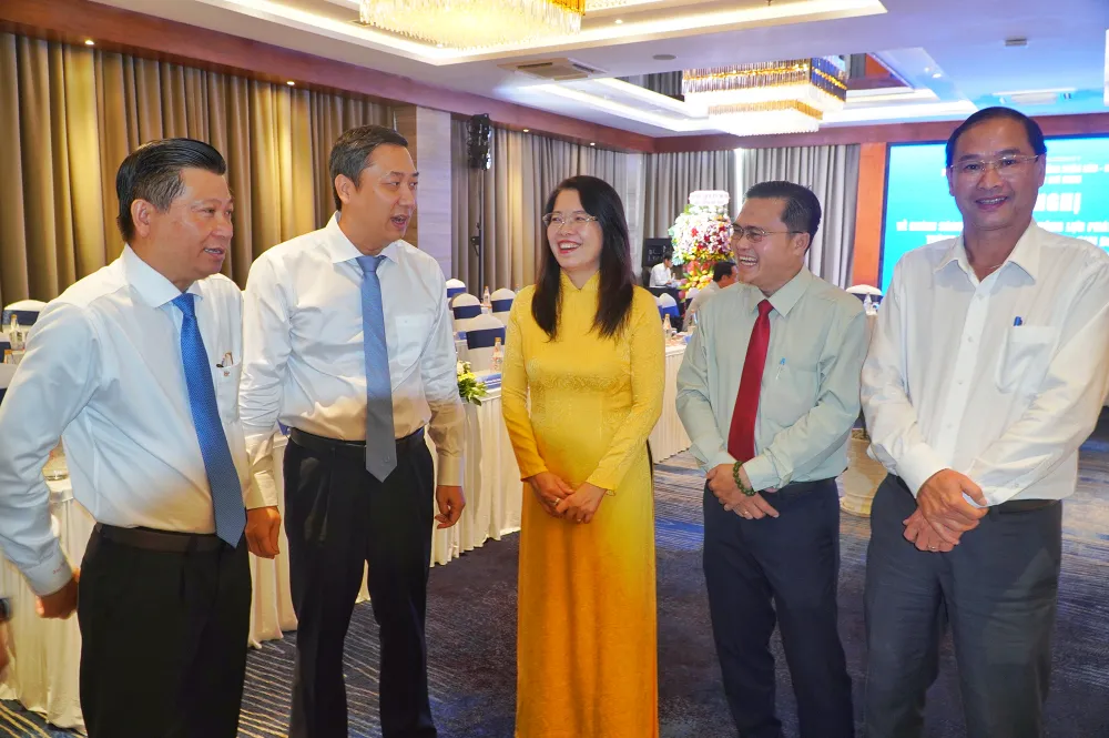 Lãnh đạo HĐND TPHCM và các sở, ban ngành và các đại biểu thảo luận các giải pháp phát triển du lịch trong tình hình mới 1000066306.jpg