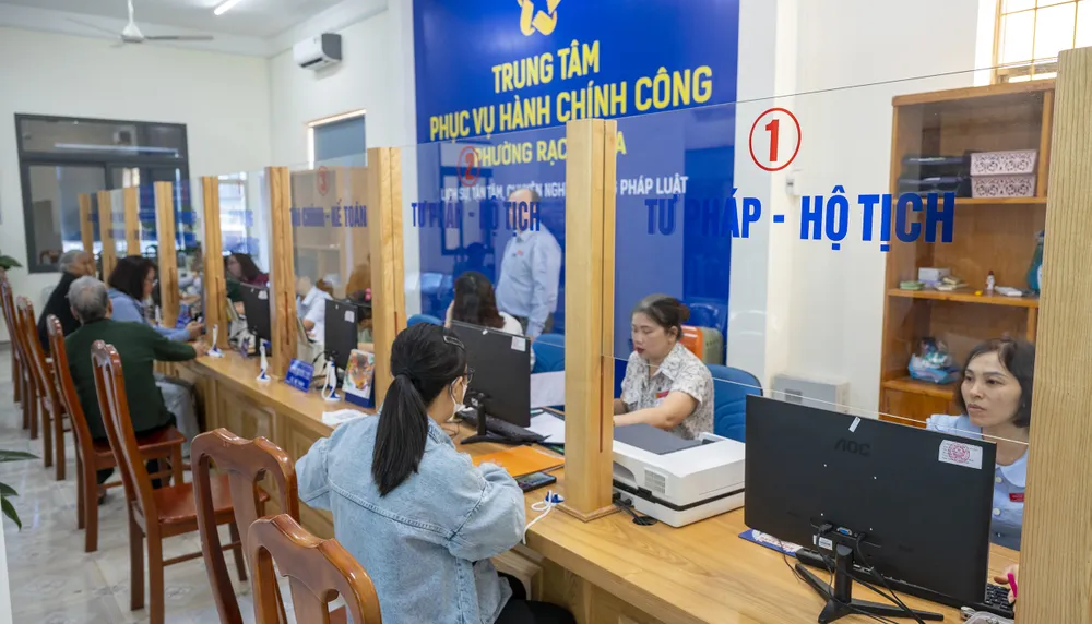 Người dân hài lòng khi đến làm thủ tục hành chính tại Trung tâm phục vụ hành chính công phường Rạch Dừa Người dân hài lòng khi đến làm thủ tục hành chính tại Trung tâm phục vụ hành chính công phường Rạch Dừa.jpg