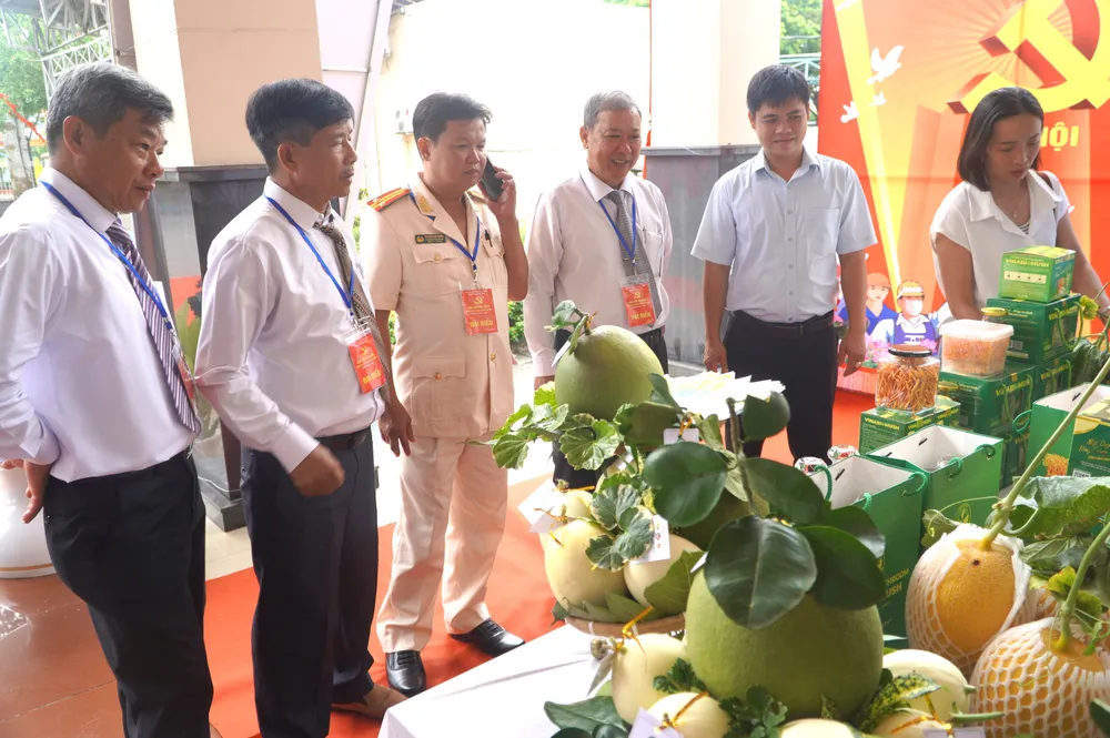 Đại biểu dự đại hội tham quan không gian trưng bày sản phẩm nông nghiệp tiêu biểu của xã DSC01498.JPG