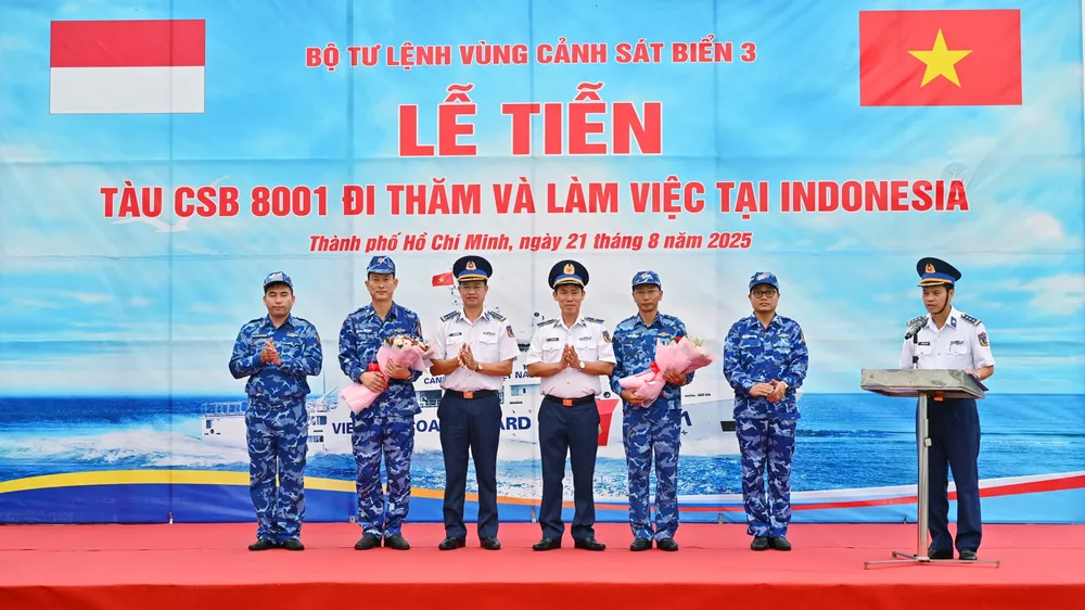 Thủ trưởng Bộ Tư lệnh Vùng Cảnh sát biển 3 tặng hoa cho đại diện đoàn công tác trước khi lên đường thực hiện nhiệm vụ tại Indonesia E54AEC6A-6A4F-45A8-82EA-EA7D7802EECE.jpeg