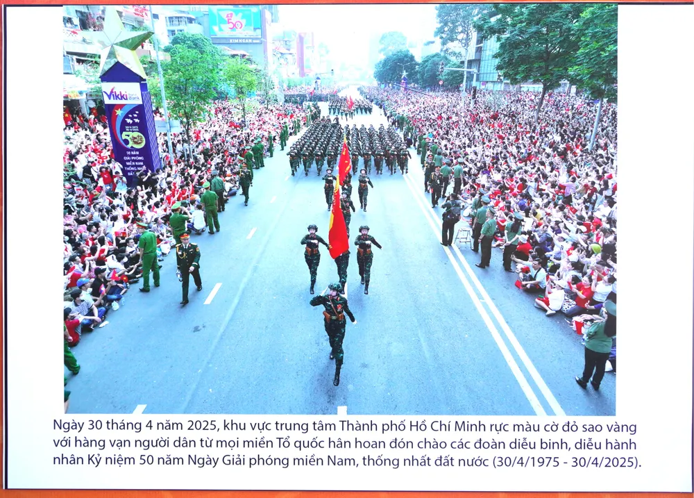 Bilder der Parade zum 50. Jahrestag der Befreiung des Südens und zum Tag der Nationalen Wiedervereinigung DSC01649.JPG