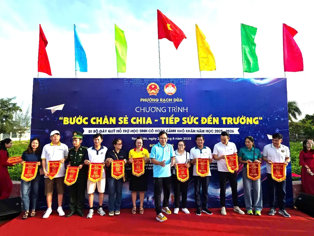 Ban tổ chức trao cờ lưu niệm cho các đơn vị tham gia chương trình z6938816206964_a4d1db1cd730a6ca2c56b477dd617189.jpg