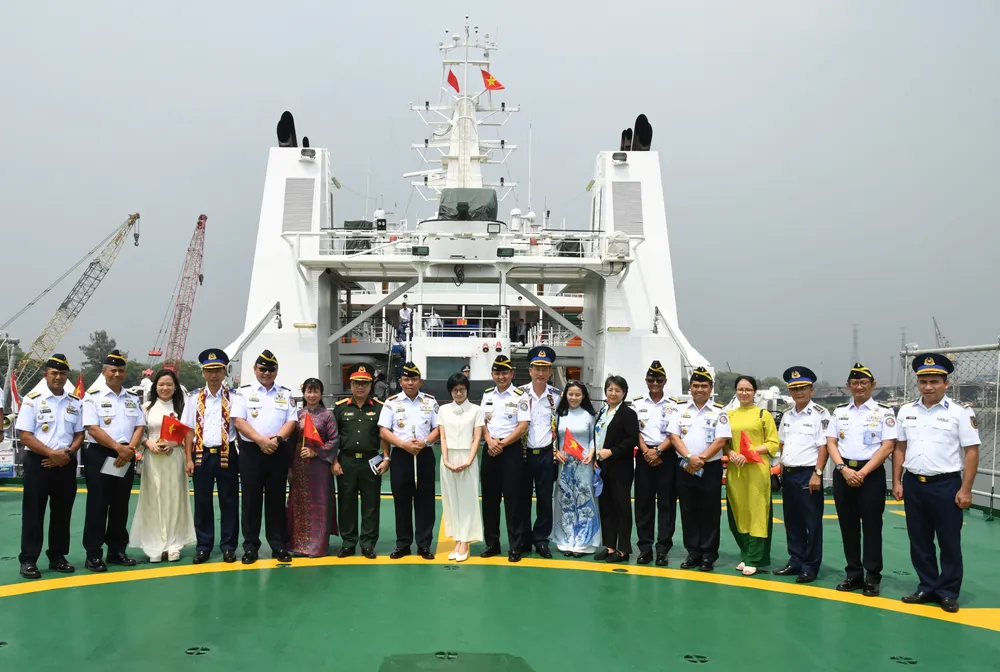 Đại diện lãnh đạo hai lực lượng Cảnh sát biển Việt Nam và Indonesia chụp ảnh lưu niệm trên tàu Cảnh sát biển Việt Nam 8001