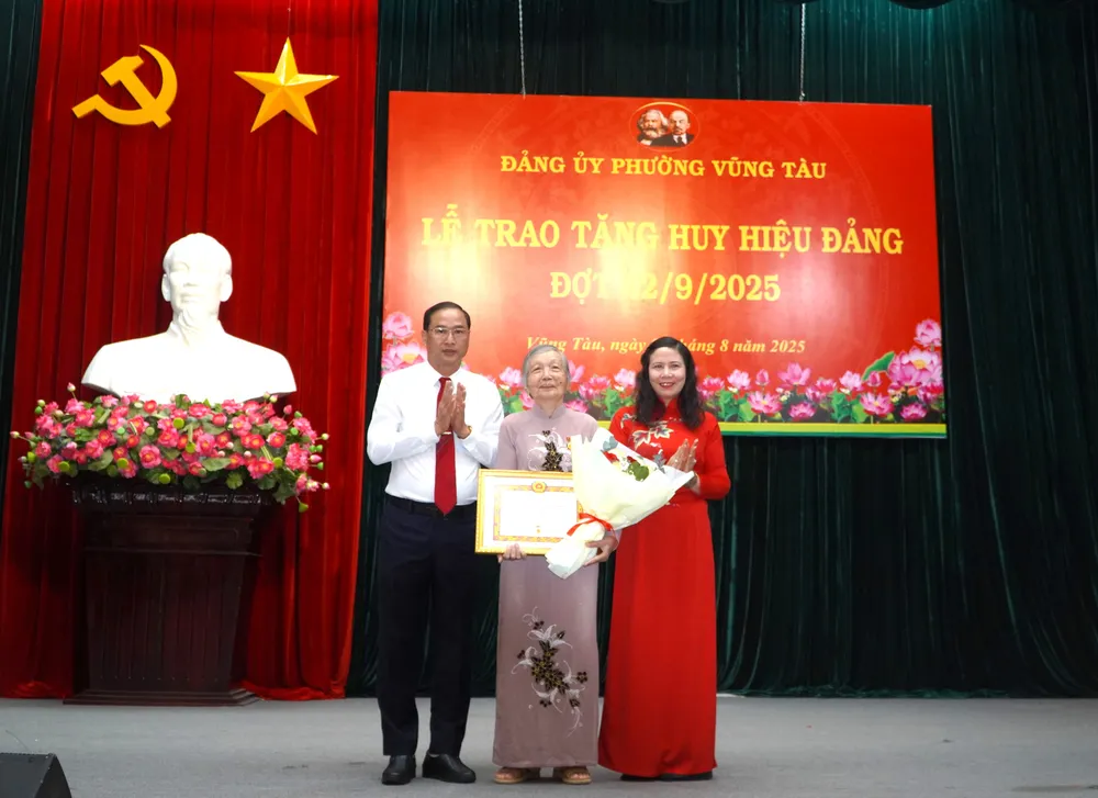 Trao tặng Huy hiệu 65 năm tuổi Đảng cho đảng viên Nguyễn Thị Đoan (sinh năm 1933), sinh hoạt tại Chi bộ 24, Đảng bộ phường Vũng Tàu, TPHCM DSC01801.JPG