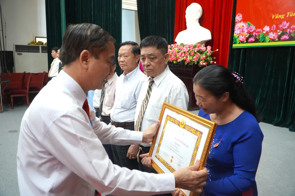 Đảng viên phường Vũng Tàu vui mừng đón nhận phần thưởng cao quý của Đảng DSC01810.JPG