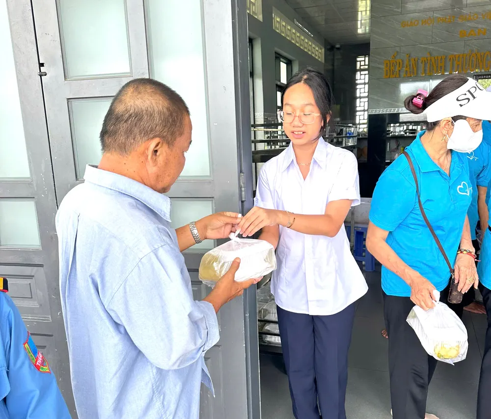 Những phần cơm "0 đồng" được trao đến bệnh nhân đang điều trị tại Bệnh viện Đa khoa Vũng Tàu z6953153120614_702e9a72f948284753f3b34acb7743ea.jpg