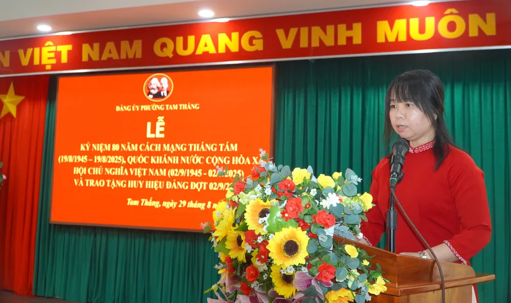 Đồng chí Trần Thụy Cẩm Lệ, Bí thư Đảng ủy, Chủ tịch HĐND phường Tam Thắng thông tin về tình hình hoạt động của phường sau gần 2 tháng đi vào hoạt động DSC01846.JPG