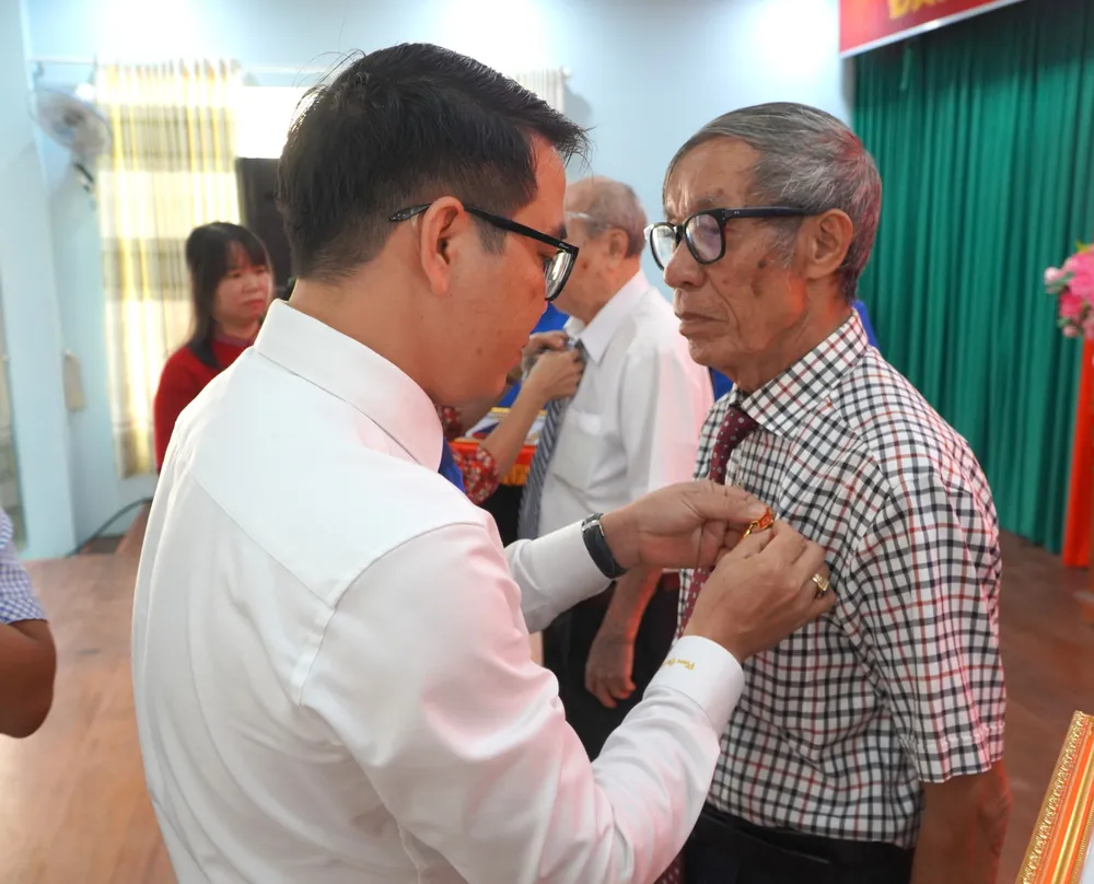 Lãnh đạo Đảng ủy phường Tam Thắng trao Huy hiệu Đảng đến đảng viên DSC01856.JPG
