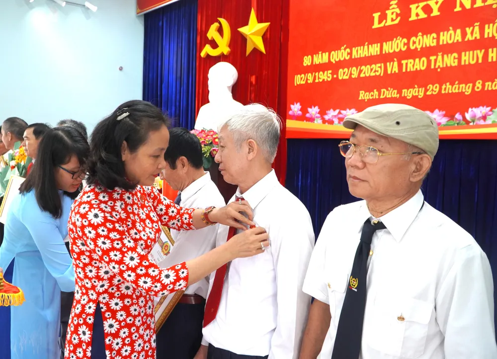 Lãnh đạo Đảng ủy phường Rạch Dừa trao Huy hiệu Đảng đến các đảng viên DSC01885.JPG