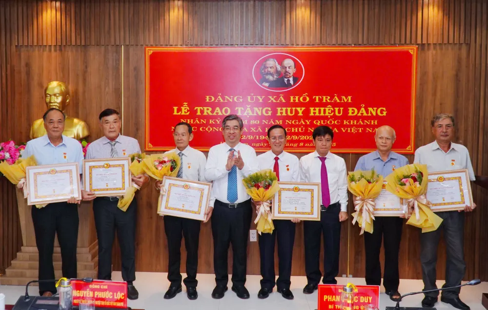 Các đảng viên đang sinh hoạt tại các chi, đảng bộ trực thuộc Đảng bộ xã Hồ Tràm (TPHCM) vinh dự nhận Huy hiệu Đảng nhân kỷ niệm 80 năm Ngày Quốc khánh nước Cộng hòa xã hội chủ nghĩa Việt Nam z6956883101703_da8578a46a3924f0ffbb339372609d19.jpg