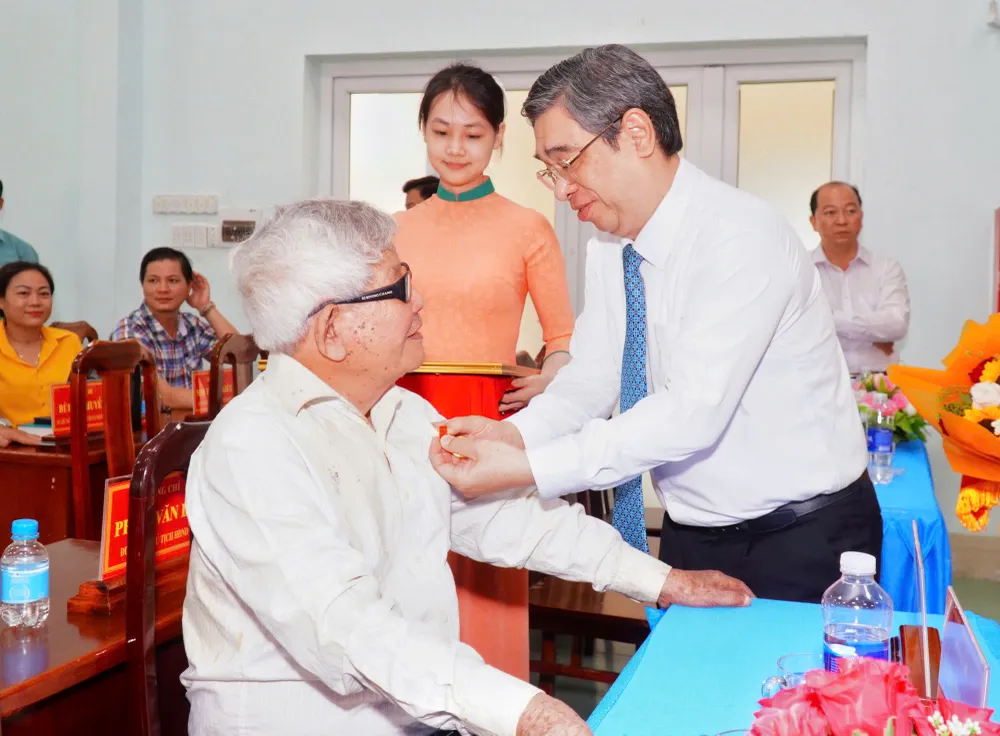 Phó Bí thư Thành ủy, Chủ tịch UBMTTQ Việt Nam TPHCM Nguyễn Phước Lộc trao Huy hiệu Đảng đến đảng viên xã Bình Châu z6956899389201_0caea21d3a8e30d834f7db604a7f8c9a.jpg