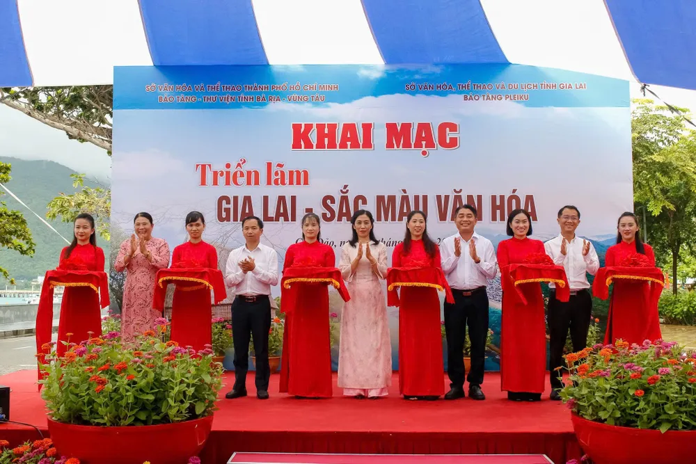 Khai mạc triển lãm z6956945018152_56b5abfb650e9e944d8a1122bd0d6aba.jpg