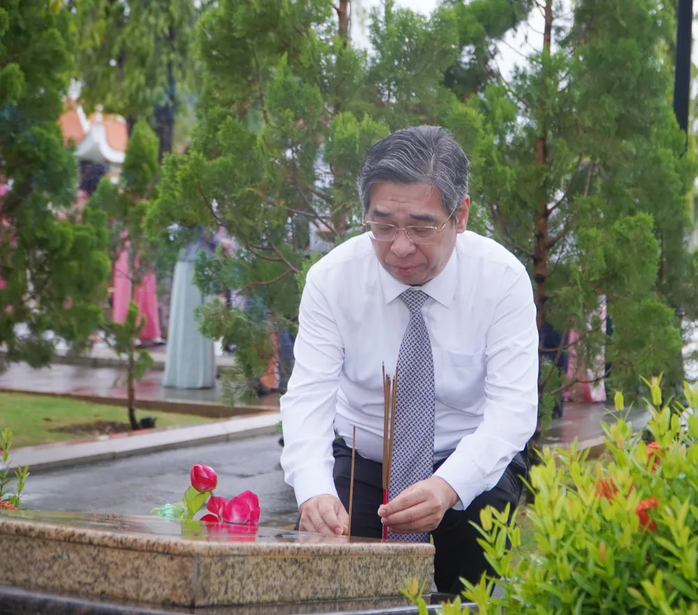 Đồng chí Nguyễn Phước Lộc, Phó Bí thư Thành ủy, Chủ tịch Ủy ban MTTQ Việt Nam TPHCM thắp hương phần mộ các Anh hùng liệt sĩ 1.jpg
