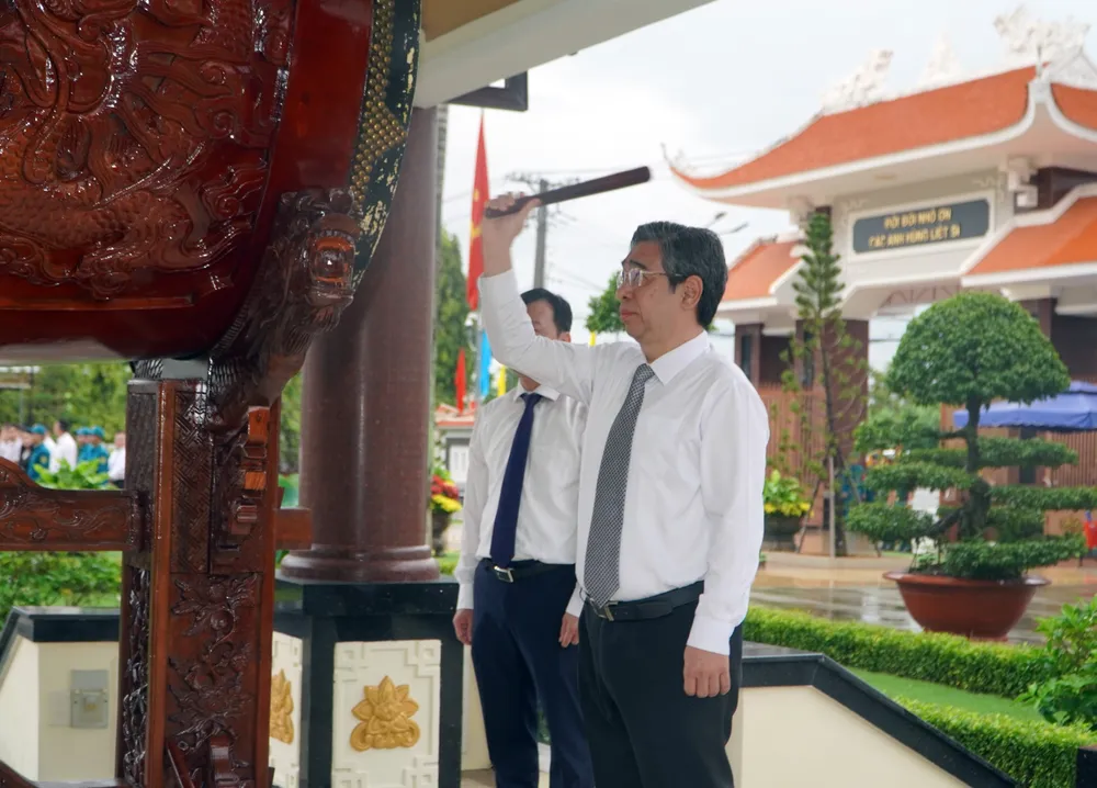 Đồng chí Nguyễn Phước Lộc, Phó Bí thư Thành ủy, Chủ tịch Ủy ban MTTQ Việt Nam TPHCM thực hiện nghi thức cử hồi trống tại lễ viếng 4.jpg