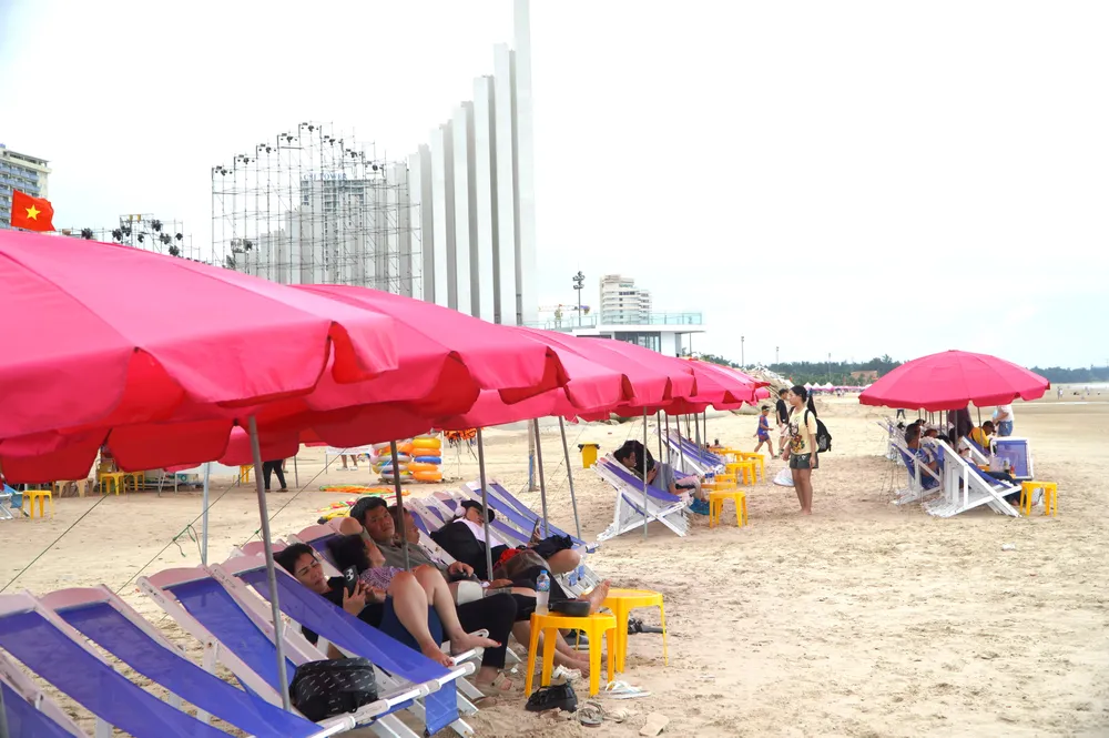 Khách du lịch trên bãi biển Vũng Tàu DSC01922.JPG