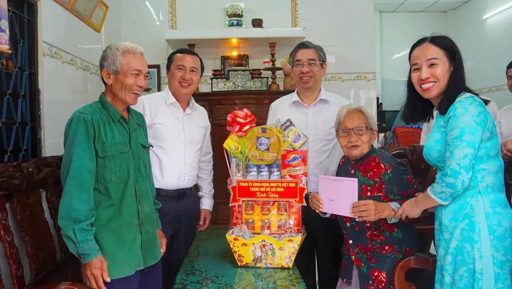 Đoàn đại biểu TPHCM thăm và tặng quà Mẹ Việt Nam Anh hùng Bùi Thị Đay nhân kỷ niệm 80 năm Cách mạng Tháng Tám và Quốc khánh 2-9 z6960127735329_69f73952cacebbabec3556e51d35943b.jpg