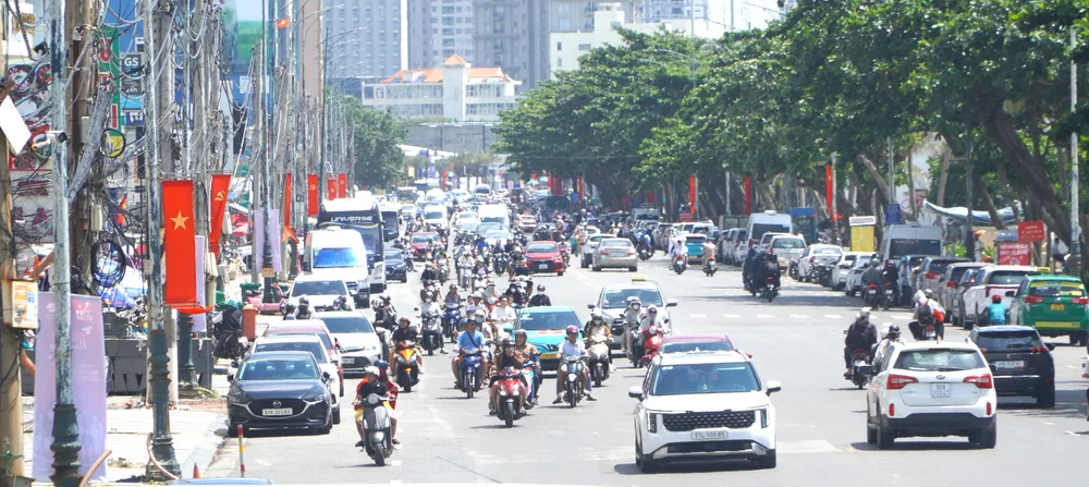 Bãi Sau phường Vũng Tàu, TPHCM đông đúc hơn trong sáng 31-8 DSC01934.JPG
