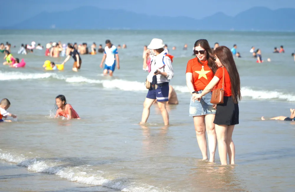 Thời tiết thuận lợi, du khách thỏa thích check-in với biển DSC01959.JPG