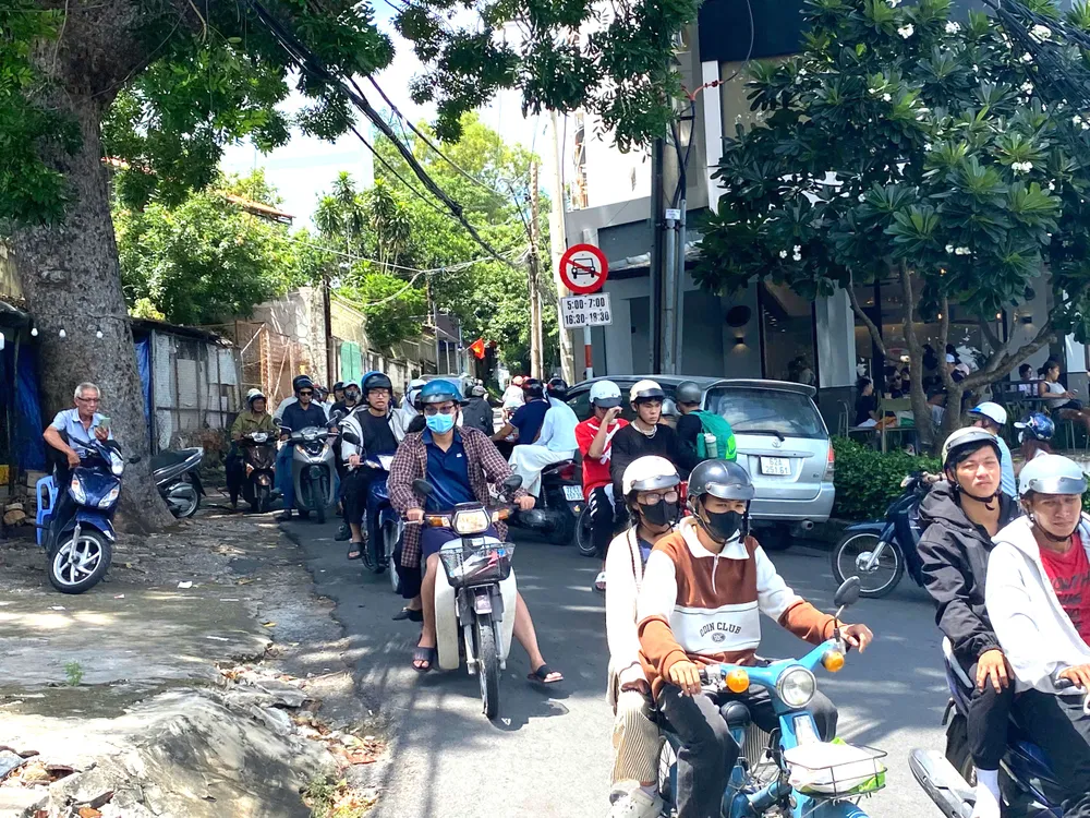 Đường lên Ngọn Hải Đăng có thời điểm ùn ứ nặng z6963106222412_6ca56fa0b3768cdf5caadb25323c9204.jpg