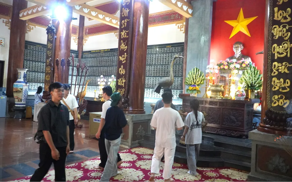 Nhiều bạn trẻ đến dâng hương ở khu di tích lịch sử Minh Đạm DSC02020.JPG
