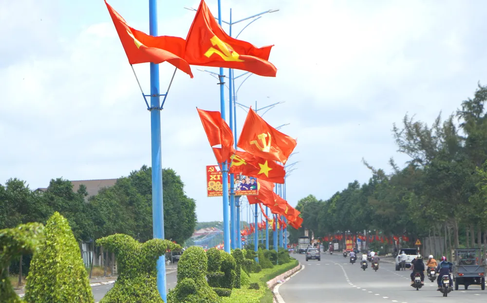 Cờ đỏ rực rỡ trên đường Võ Thị Sáu nối từ xã Đất Đỏ đến xã Phước Hải DSC02023.JPG
