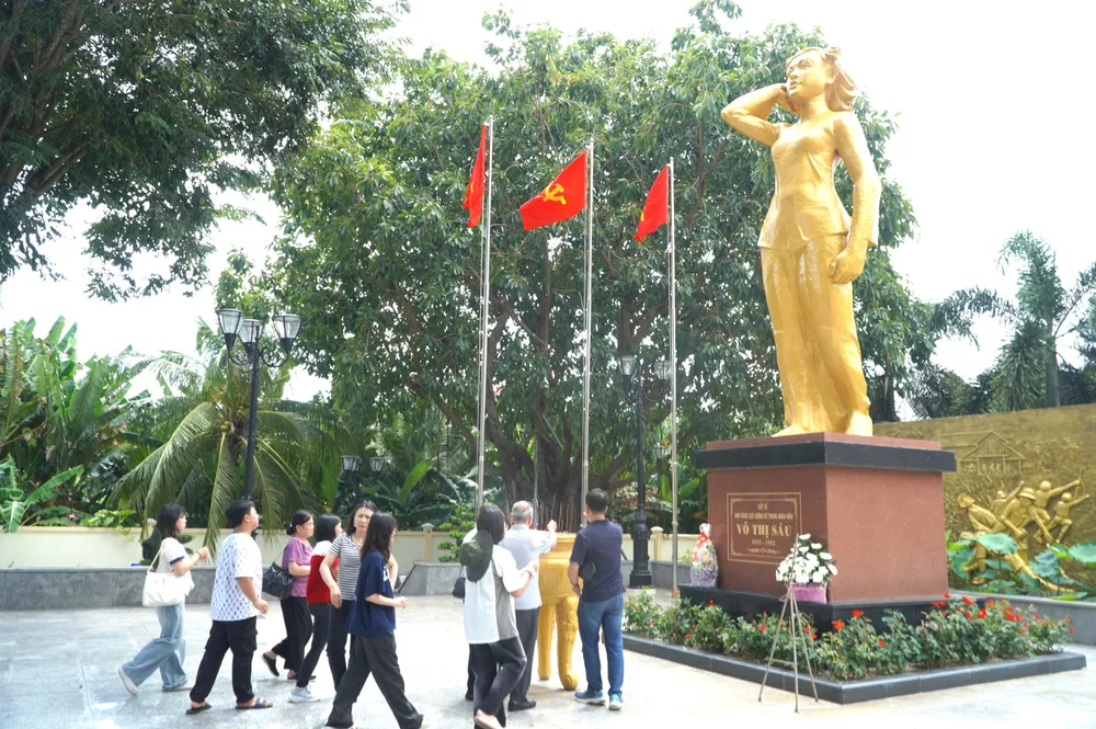 Du khách đến dâng hương tại khu tượng đài Anh hùng Liệt sĩ Võ Thị Sáu dịp Lễ 2-9 DSC02025.JPG