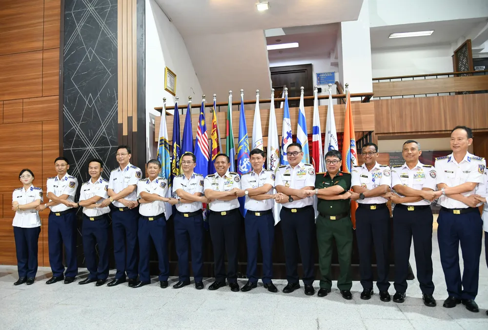 Đại diện lãnh đạo lực lượng Cảnh sát biển Việt Nam và Indonesia chụp ảnh lưu niệm Đại diện lãnh đạo hai lực lượng chụp ảnh lưu niệm.JPG