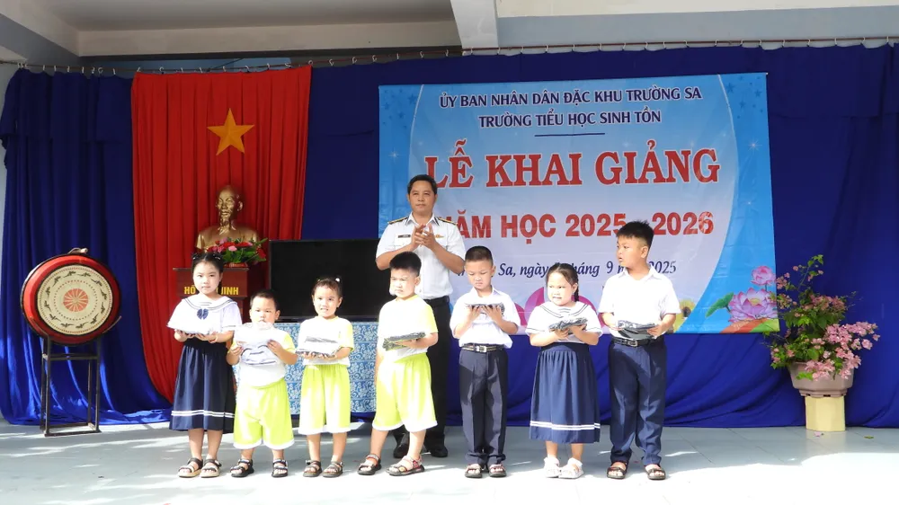 Đại diện Hải đoàn 129 trao quà cho học sinh ở đảo Sinh Tồn 1. Đại diện Hải đoàn 129 trao quà cho học sinh ở đảo Sinh Tồn.JPG