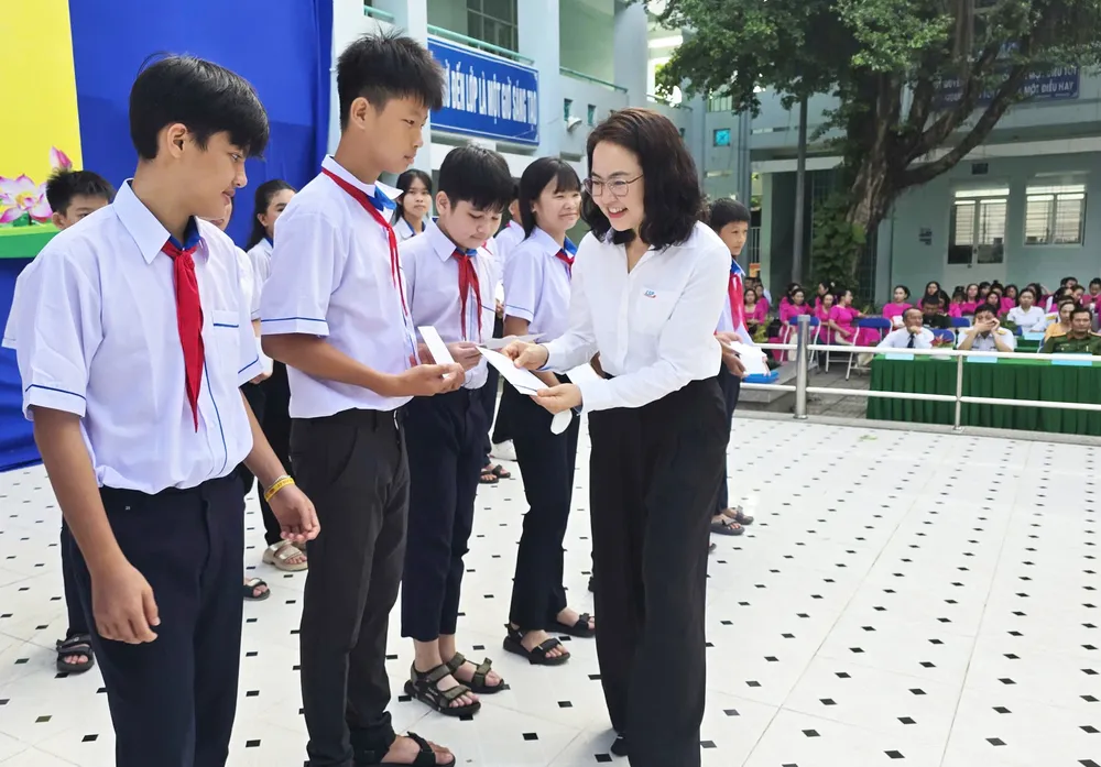 Bà Nattinee Amornpong, Giám đốc Tài chính của LSP, trao học bổng cho các em học sinh tại trường THCS Bạch Đằng, xã Long Sơn, TPHCM crop_z6978196510585_7954d2426273935a52693254bed92981.jpg