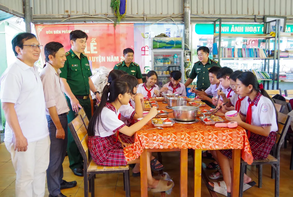 Các em học sinh được bố trí khu vực ăn uống Bữa ăn trưa trong chương trình Bữa ăn cùng em đến trường..jpg